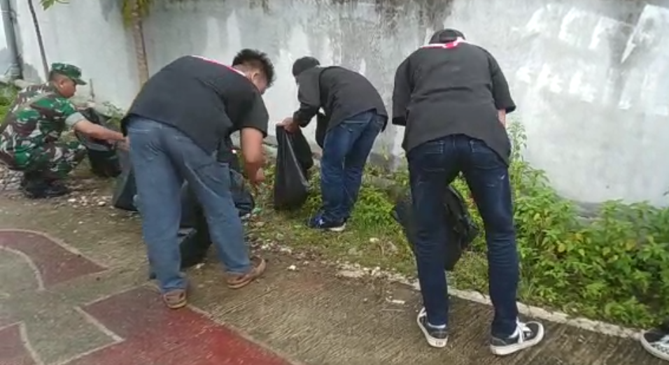 Peringatan World Cleanup Day, Ratusan Warga di Pangandaran Pungut Sampah