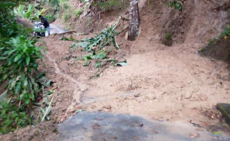 Ruas Jalan di Desa Buana Jaya Bantargadung Sukabumi Tertimbun Longsor