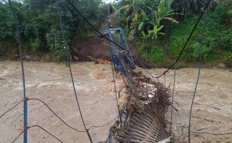 Sungai Cikadung Sukabumi Meluap, Jembatan Gantung Penghubung Antar Dusun Ambruk