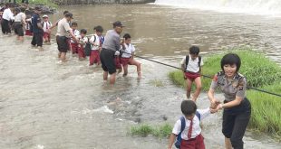 Para Pelajar Sebrangi Sungai Untuk ke Sekolah