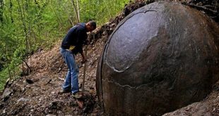 Bola Batu Raksasa Purba Misterius